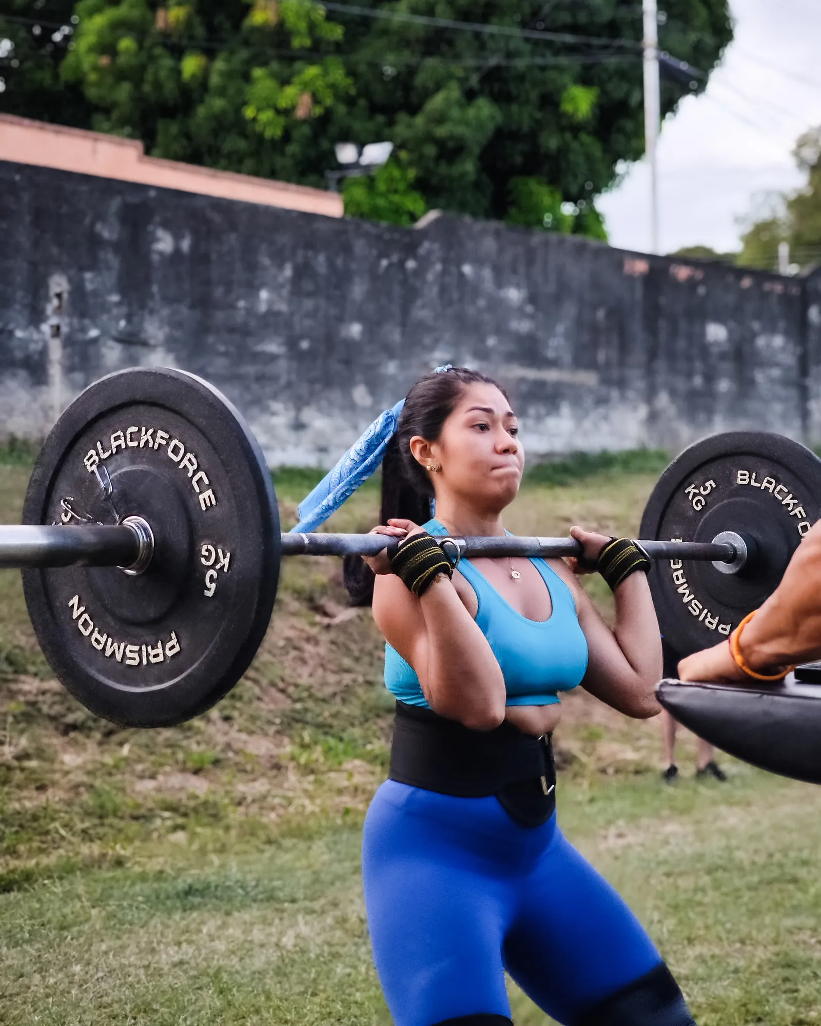 Atleta realiza una sentadilla con la barra por encima de la cabeza durante el FitClub Fest.
